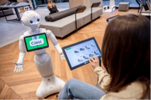 Przykład sklepu eobuwie.pl, który łączy świat cyfrowy z fizycznym: zamiast tradycyjnych półek – tablety z pełną ofertą online, a nawet robot-asystent witający klientów. Technologie i wygodna przestrzeń zachęcają do odkrywania produktów, podczas gdy zaplecze magazynowe gwarantuje dostępność towaru od ręki